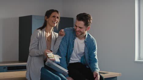 pareja caucásica discutiendo sobre los colores para la nueva casa
