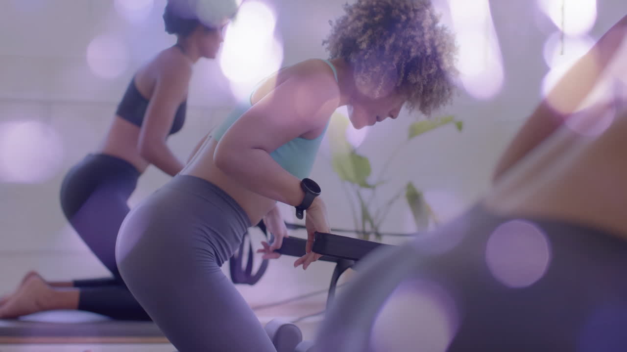 haciendo ejercicio con equipos de fitness, mujeres disfrutando de ejercicios con animación de luces bokeh