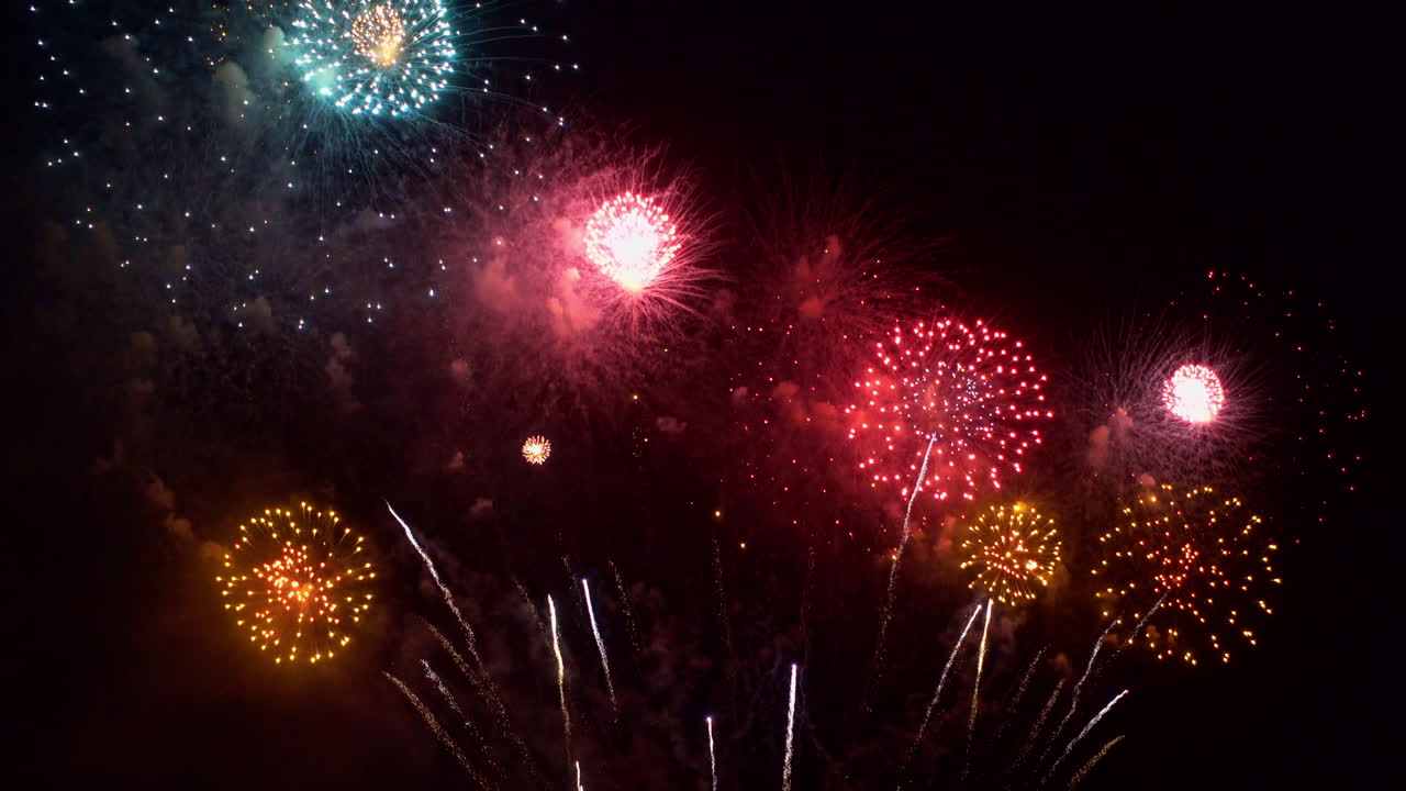 fuegos artificiales mágicos en el cielo nocturno