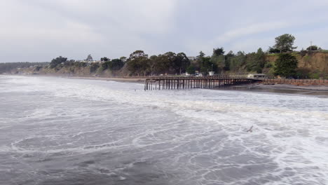 Antenne,-Pier-Am-Strand-Von-Seacliff-State,-Zerstört-Durch-Überschwemmungen-Durch-Sturmfluten,-Die-Durch-Den-Klimawandel-Verursacht-Wurden