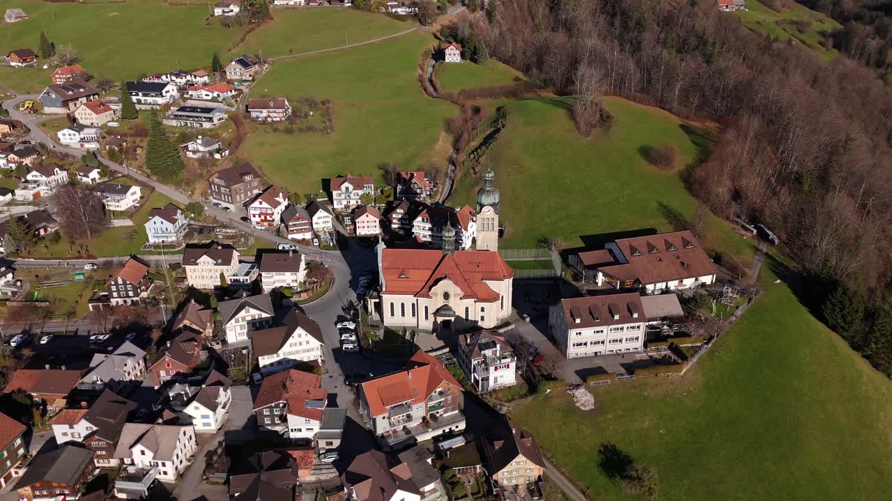 una imagen aérea de la histórica iglesia en la pintoresca aldea suiza de rieden, suiza