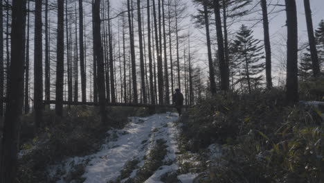 Un-Hombre-Escalando-Una-Montaña-De-Invierno-En-Japón