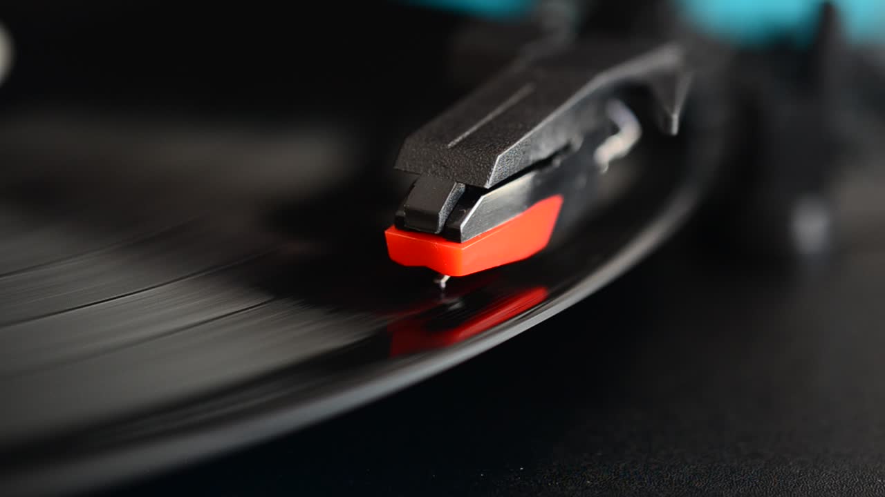 Platespiller. Nål på en vinylplate.