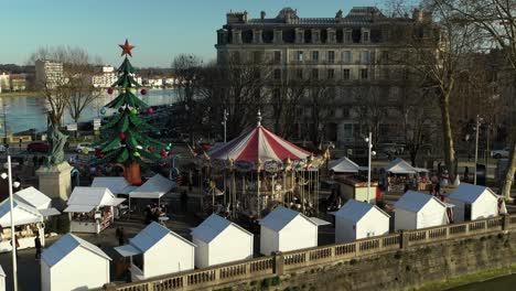 Navidad-En-Bayona-Con-Tipico-Carrusel-Frances-Y-Gran-Arbol,-Francia