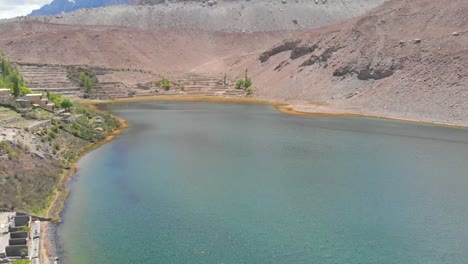 vista aérea sobre el lago borith en gojal en el valle de hunza