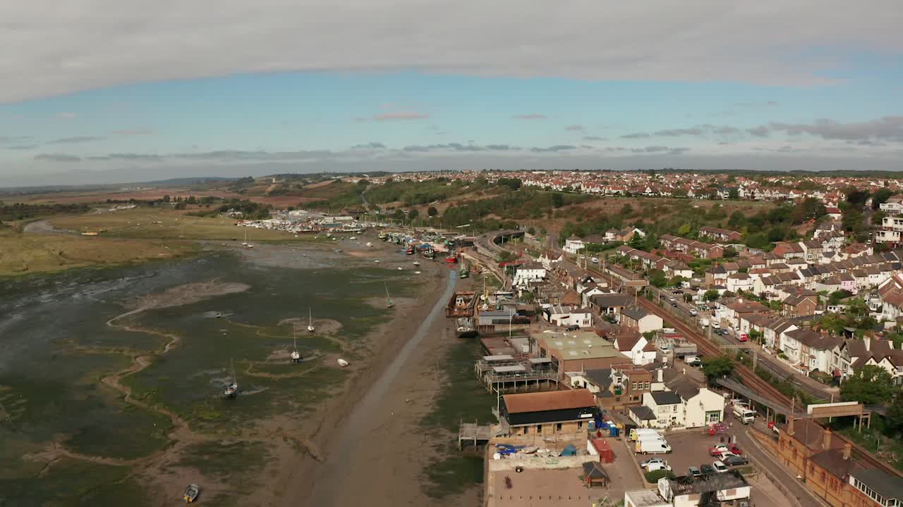 철도 노선과 비즈니스를 보여주는 오래된 마을 위로 날아가는 공중 촬영 mavic 2 pro