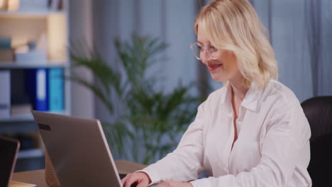 una mujer orgullosa lee un correo electrónico positivo.