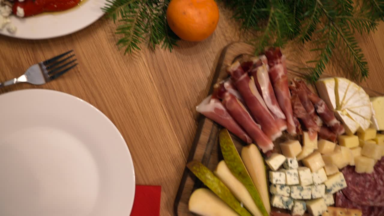 preparación de la mesa para la cena de navidad con aperitivos