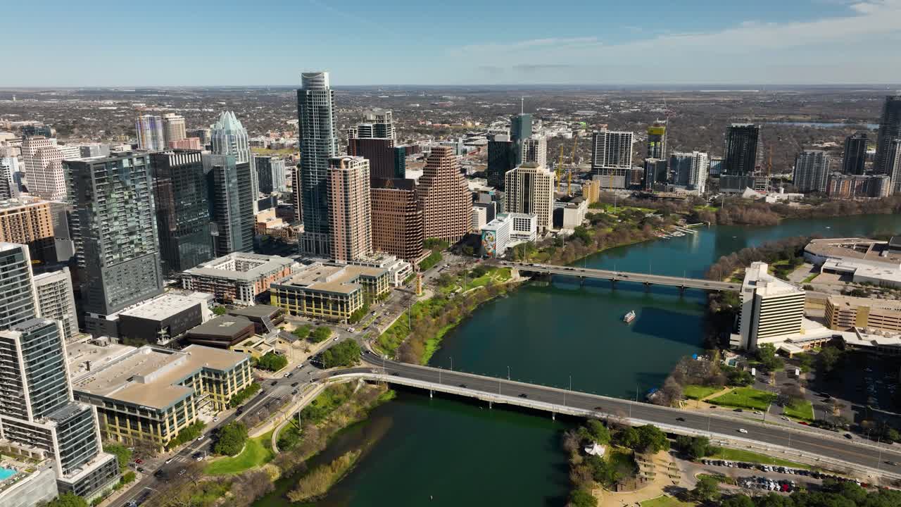 toma aérea del centro de austin, tx con el río colorado en el marco