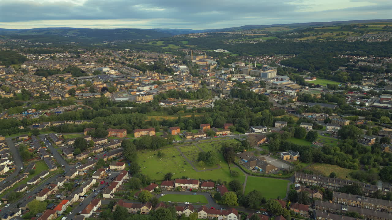alto establecimiento de drones disparado sobre los suburbios de shipley bradford