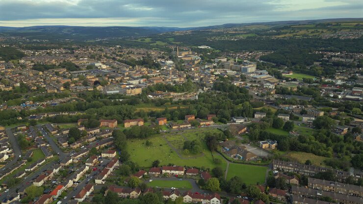 Ripresa aerea con drone dall'alto sui sobborghi di Shipley Bradford