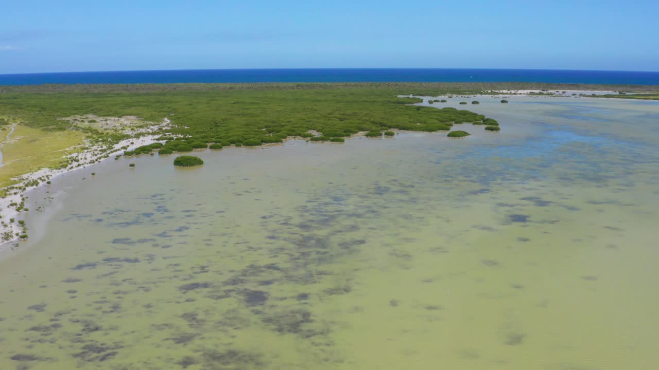 laguna de oviedo en el parque nacional jaragua y mar azul de fondo