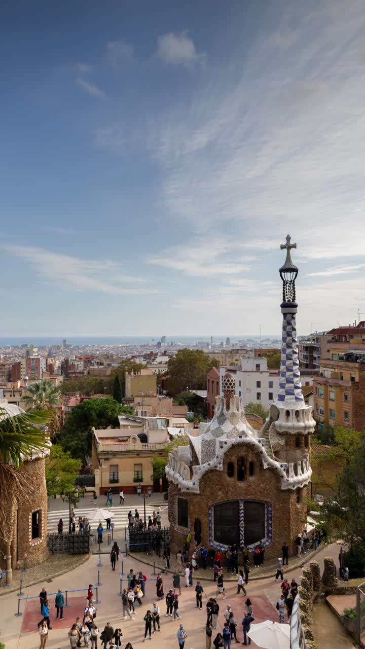 바르셀로나 스카이 라인의 타임 스 (timelapse of the barcelona skyline) 는 파크  (parc guell) 에서 수직으로 찍은 사진이다.