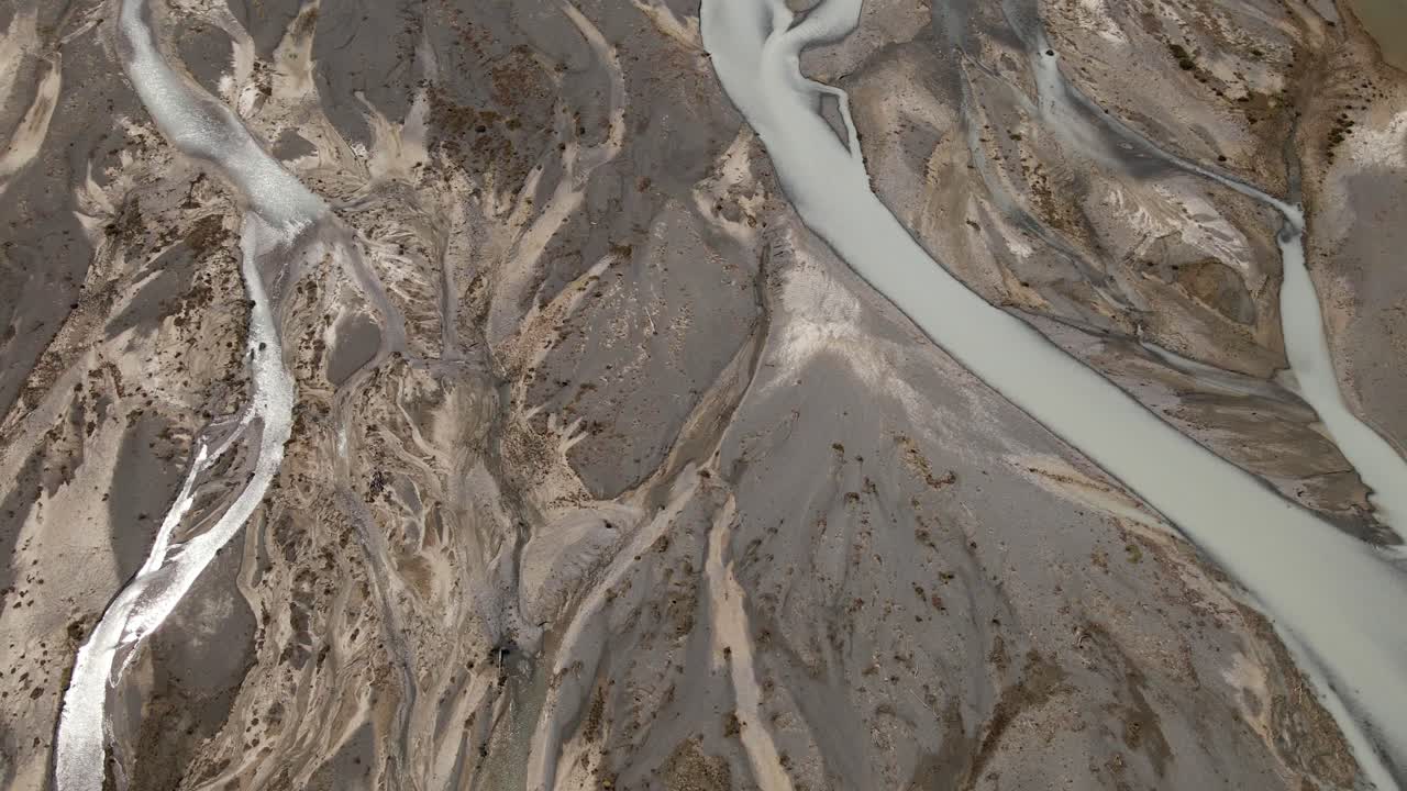 뉴질랜드 남알프스의 땋은 빙하 강의 멋진 드론 영상