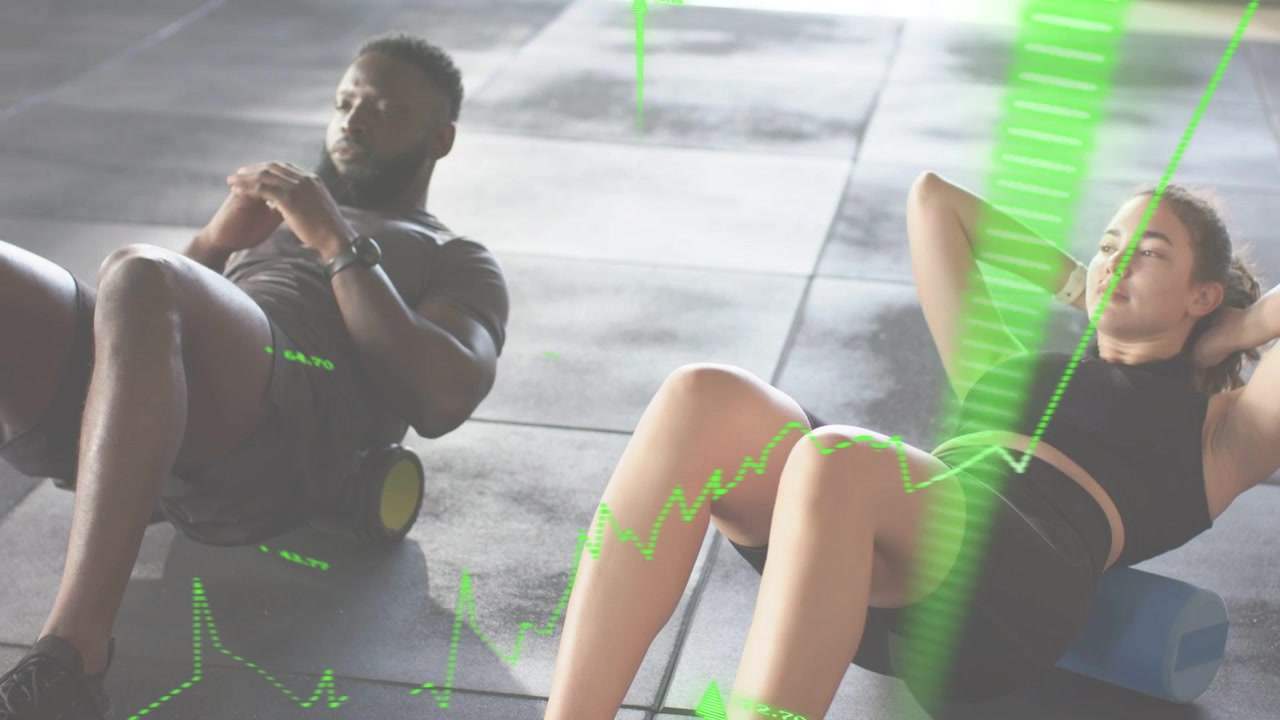 Fitnessduo begynder at lave liggende mavebøjninger på foam rollers, med grøn overlay der viser målinger til sporing.