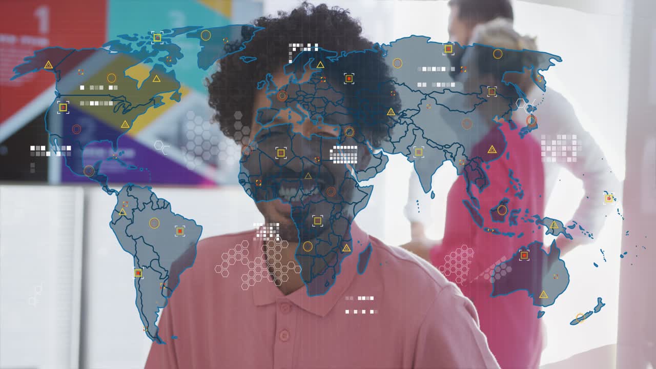 Animazione di elaborazione dati e mappa del mondo su diverse persone d'affari in ufficio