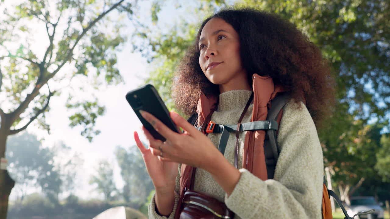 teléfono, bosque y mujer acampando