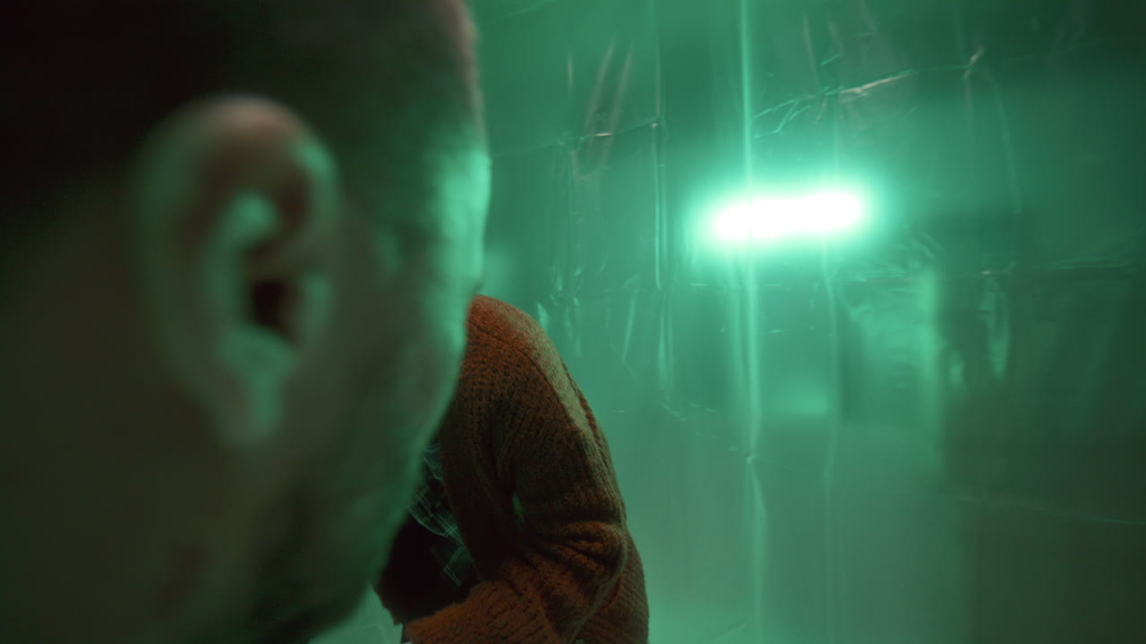 끔찍한 연쇄 살인범이 희생자를 돌아다니며 이야기하고 협박하고 있습니다.