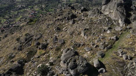 la cámara destaca el terreno accidentado de la región que rodea el castillo de monsanto