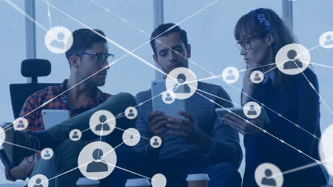 animación de la red de conexiones con personas iconos sobre diversas personas de negocios con tabletas