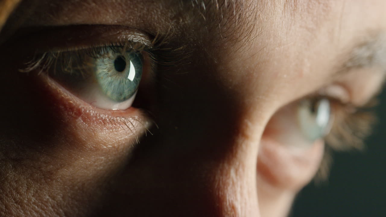 macro belleza ojos mirando fijamente a la luz que se refleja en el iris visión saludable concepto de optometría de cerca