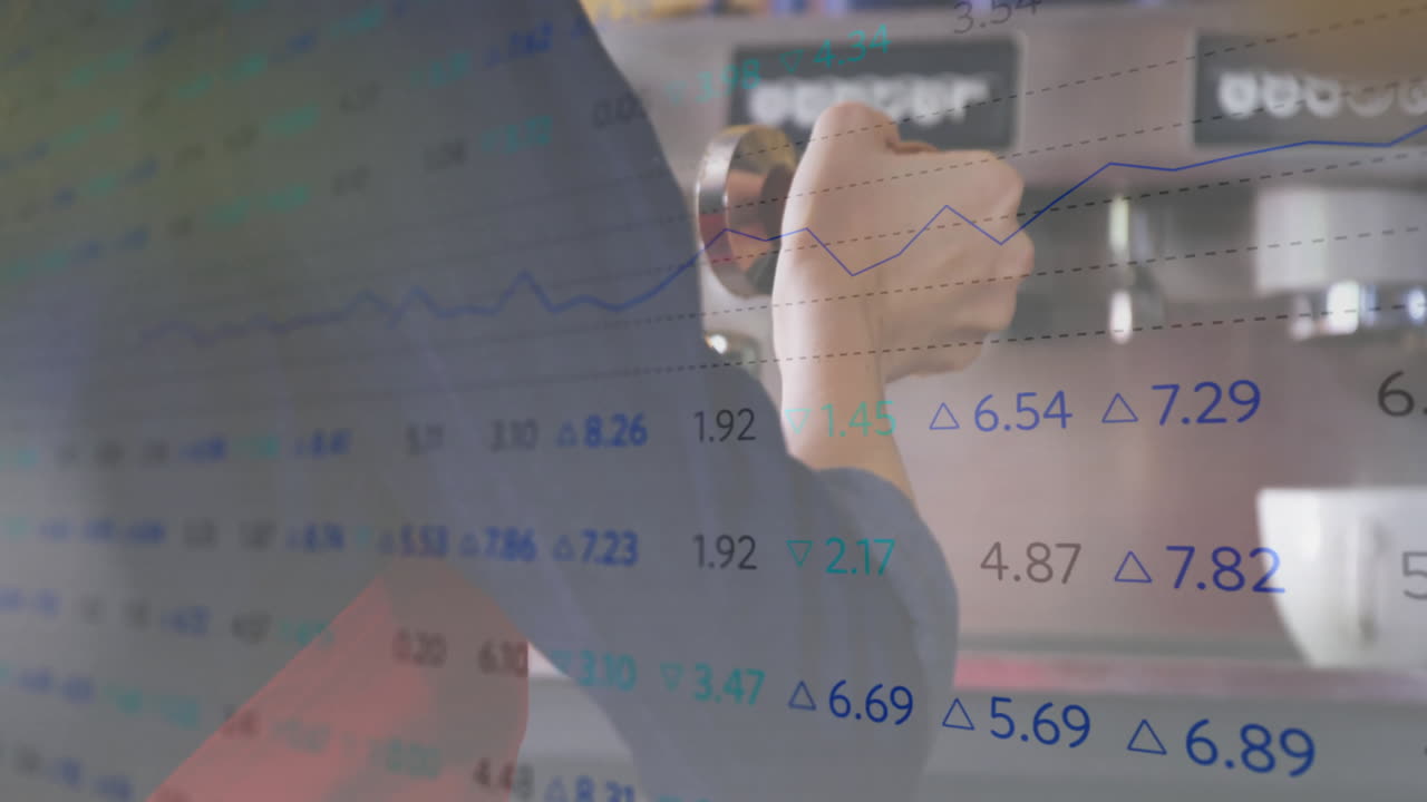 카우카스 여성 바리스타가 커피를 만드는 데 대한 금융 데이터 처리의 애니메이션