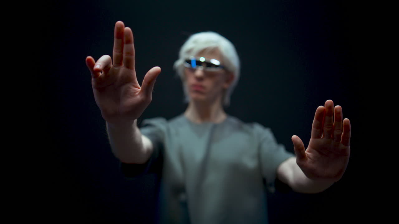 hombre usando pantalla táctil invisible de primer plano. hombre deslizando correos electrónicos digitales futuristas