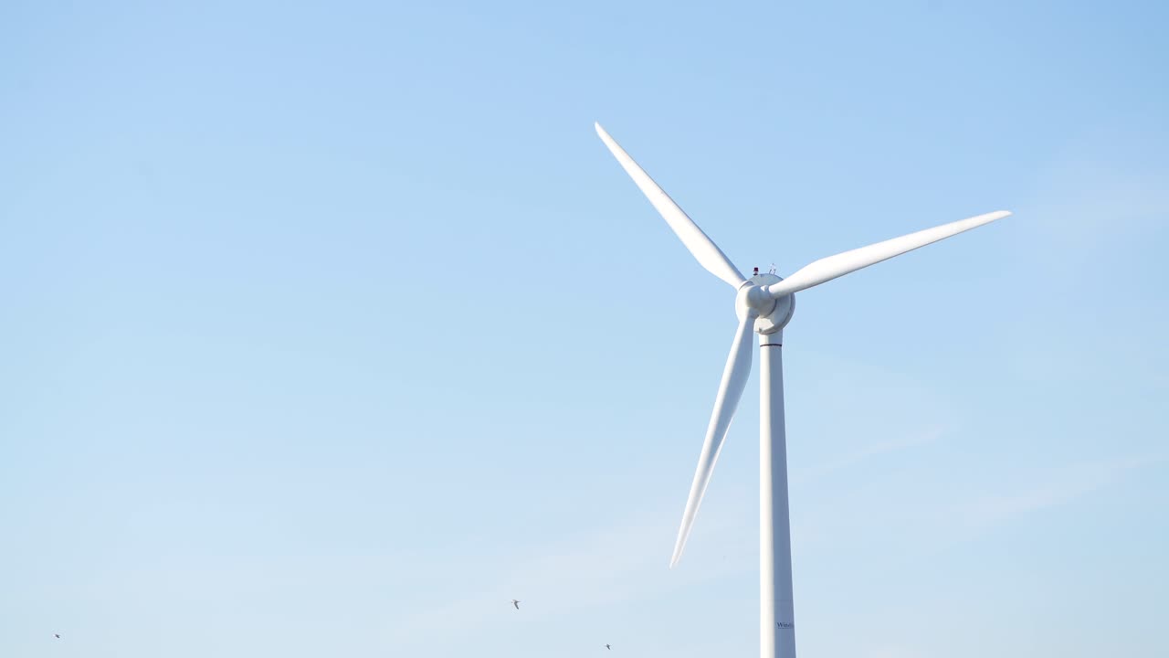 풍력 터빈, 맑은 날 바람에 회전, 재생 가능한 녹색 에너지 생성