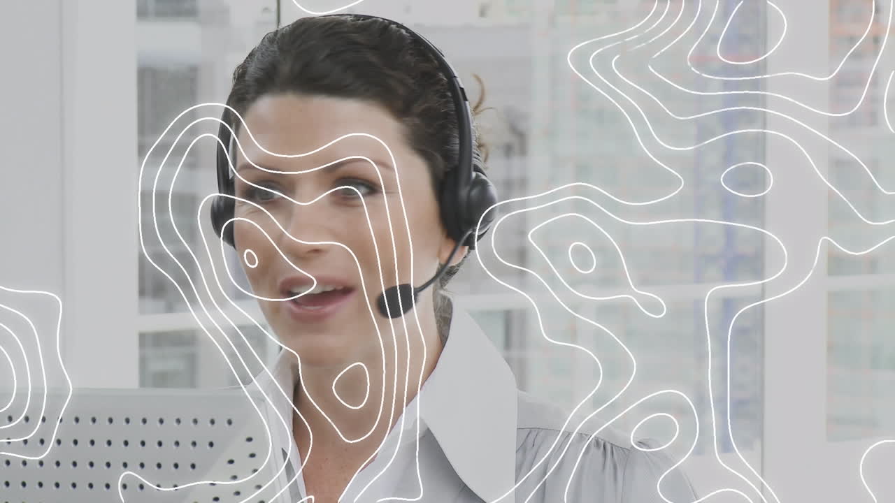 Topografia su operatrice caucasica del servizio clienti che parla al telefono con auricolare in ufficio