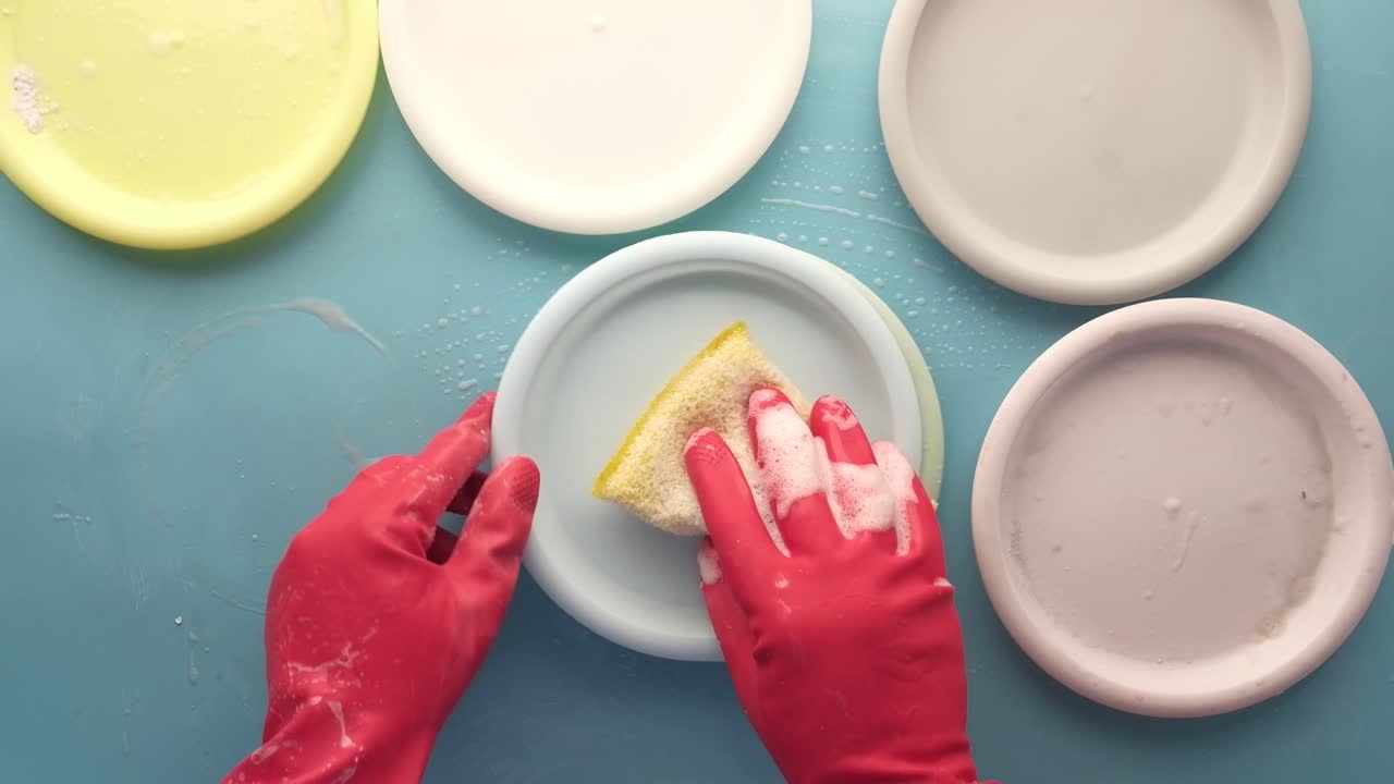 lavar los platos con guantes