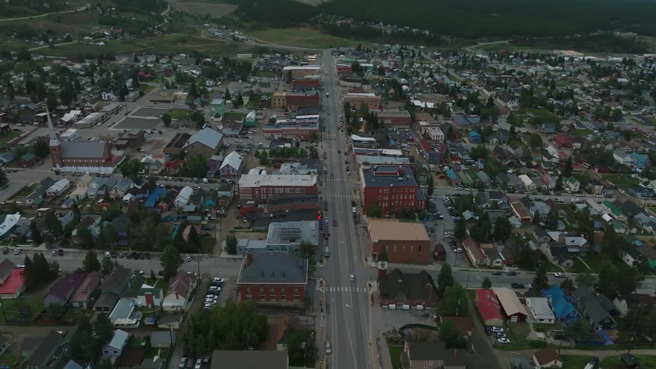 Ilmakuva Leadville Coloradon keskustasta auringonnousussa-3