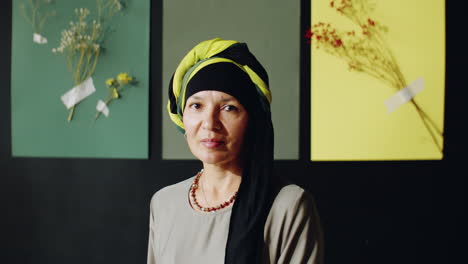 woman in turban posing in art gallery