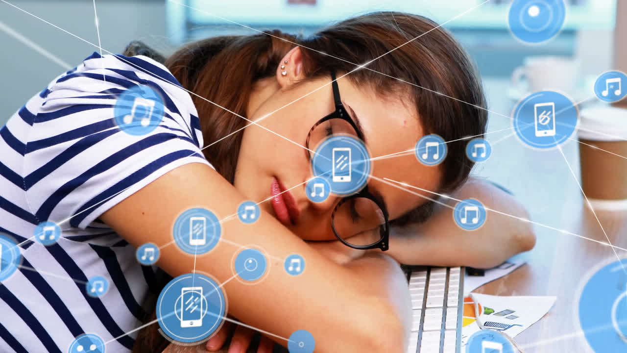 스마트폰과 음악 아이콘 애니메이션을 가진 책상에서 잠자는 여자