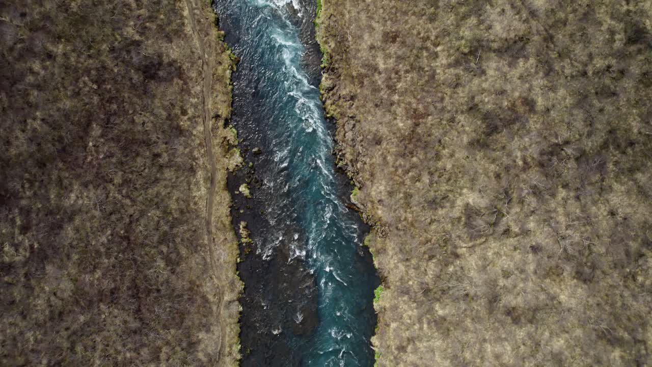 Vista aerea dall'alto di un fiume d'acqua dolce nel paesaggio naturale islandese