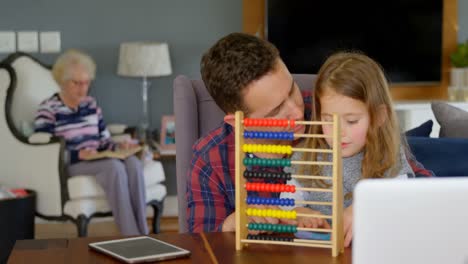 padre e hija jugando con ábaco en la sala de estar 4k