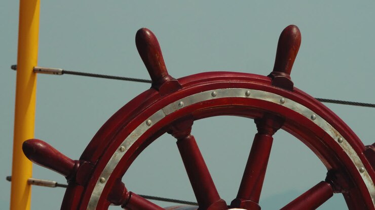 Il timone della nave è rosso. Inquadratura con zoom indietro