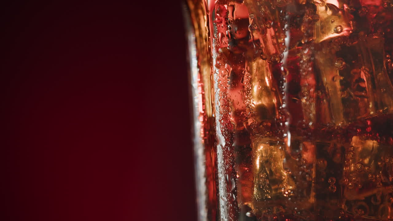 primer plano de un vaso de cola con hielo