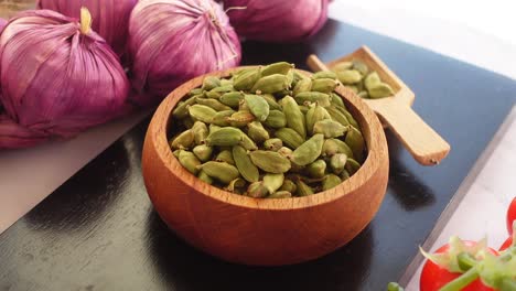 cardamom and garlic spices