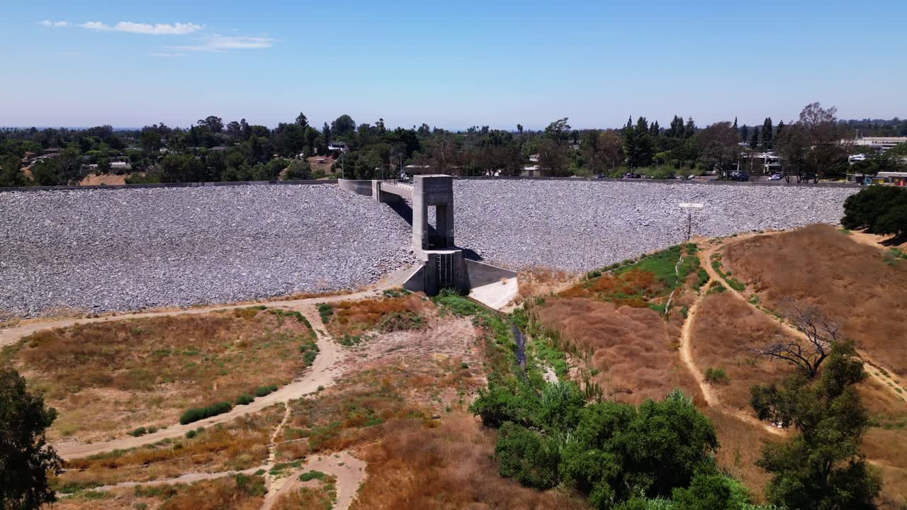 Vista drone in volo verso la diga di Bea a Fullerton, California, nella Contea di Orange