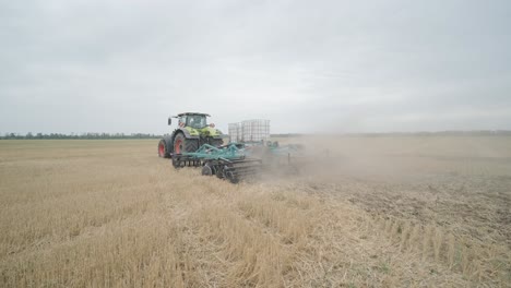demostración de maquinaria agrícola en una exposición. los tractores operan en el campo, mostrando sus capacidades y rendimiento en acción