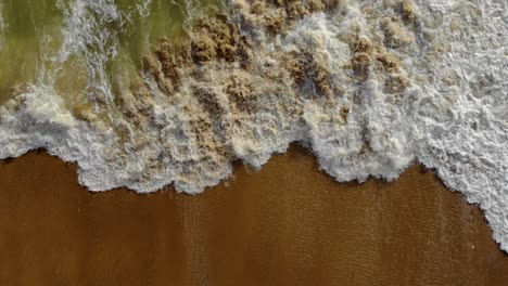 Schaum-Von-Wellen,-Die-Am-Strand-Krachen