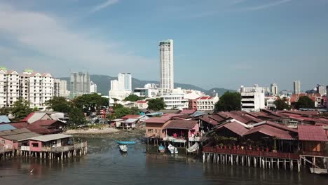 Luftaufnahme-Fliegt-In-Richtung-Holzbrücke-Am-Meeresufer-Von-Georgetown-Penang.