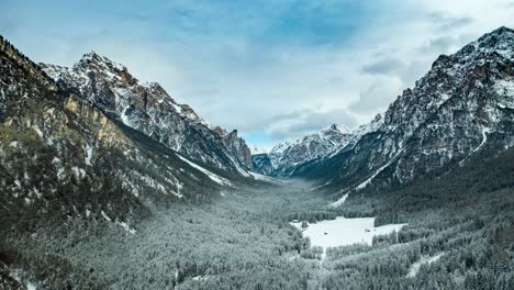 Vuelo-Sobre-El-Valle-A-Pederu,-En-El-Parque-Natural-Fannes-sennes-En-El-Sur-Del-Tirol,-Dolomitas