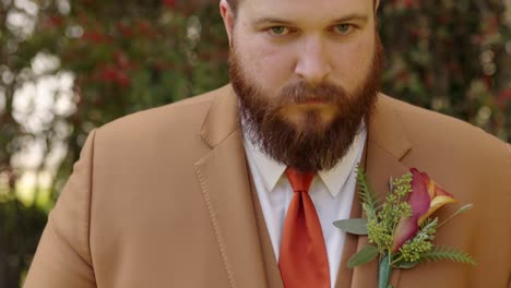 el novio ajustando el traje en la boda