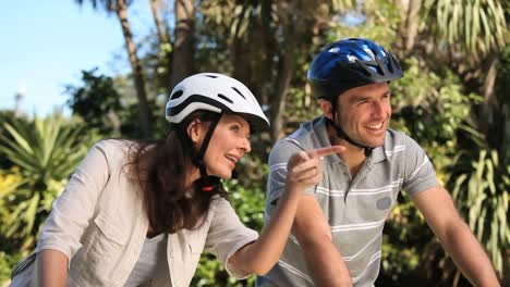 Couple-doing-a-walk-with-bike