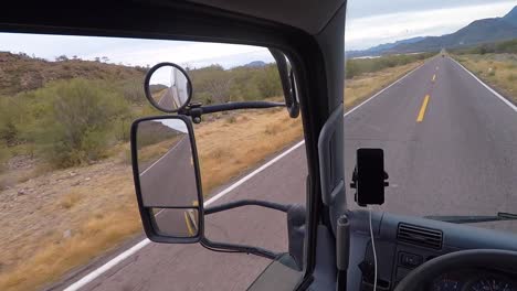 toma pov del conductor de un camión de trabajo conduciendo en baja california acercándose al mar de cortez