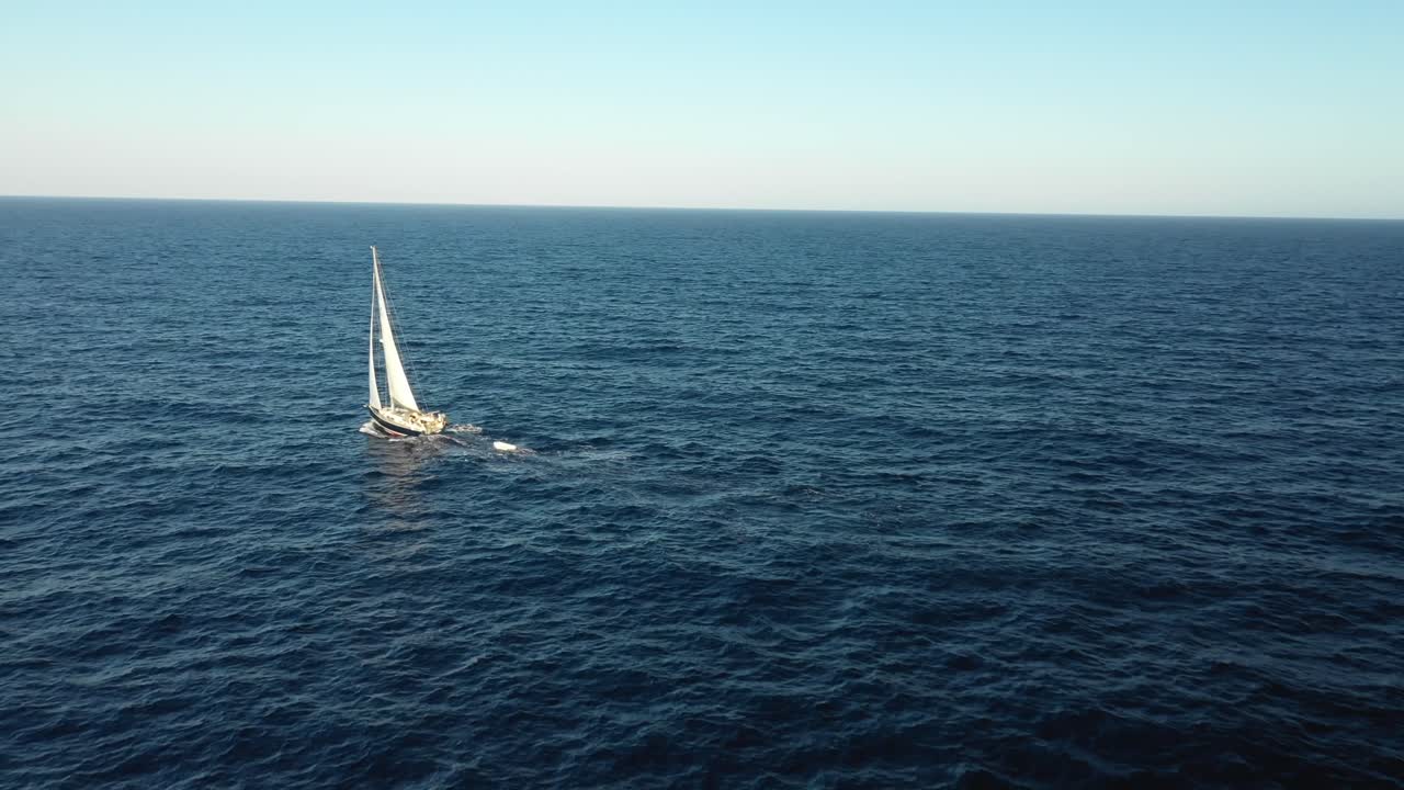 disparo de un dron de un velero desde atrás en mallorca