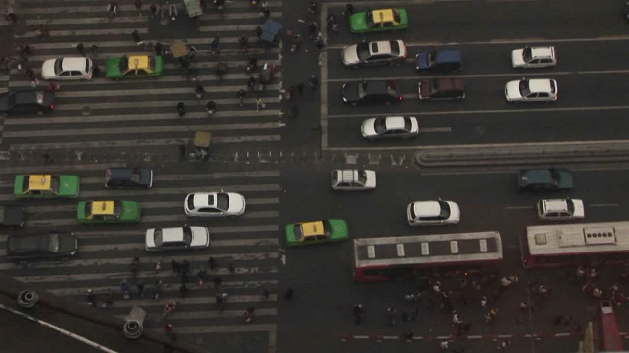 높은 빌딩 위에서 거리를 내려다보는 풍경 1