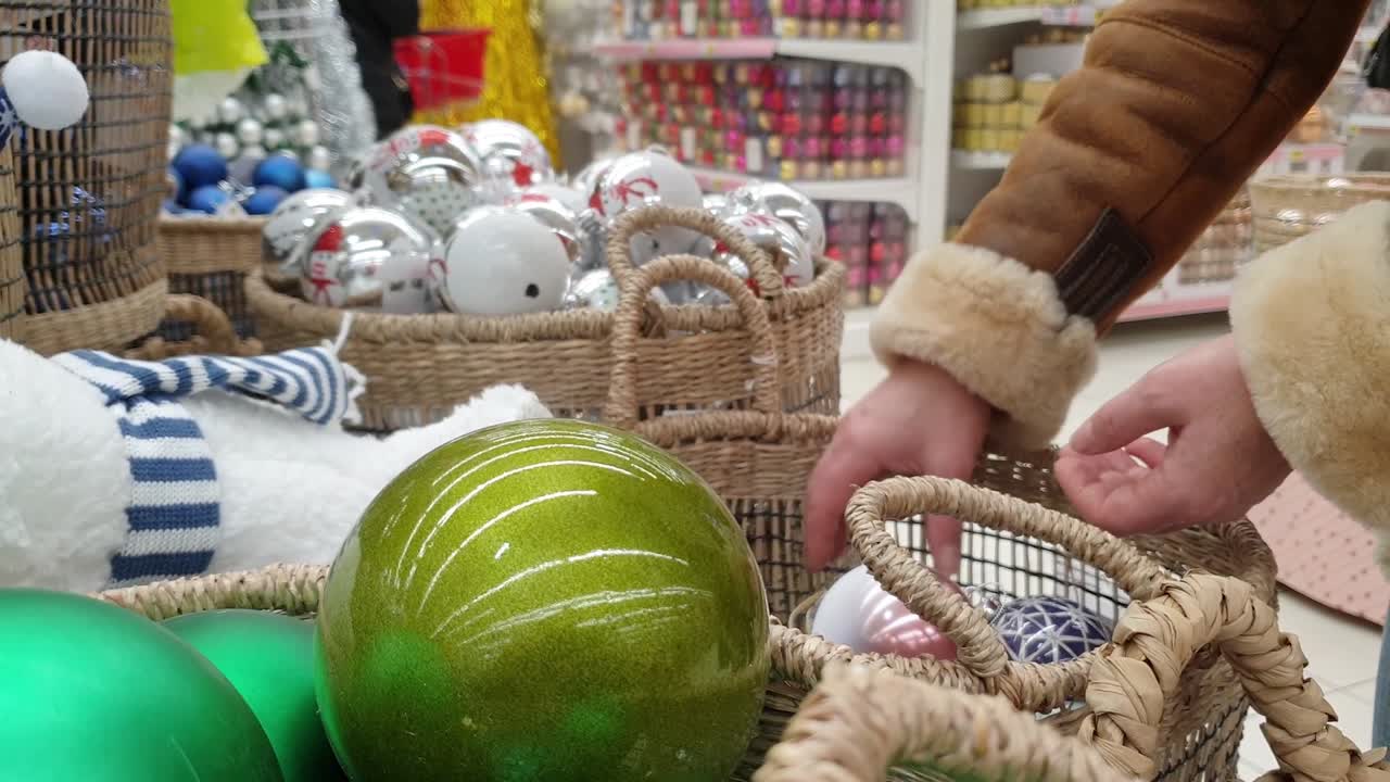 selección y compra en la tienda de adornos navideños para el árbol de navidad.