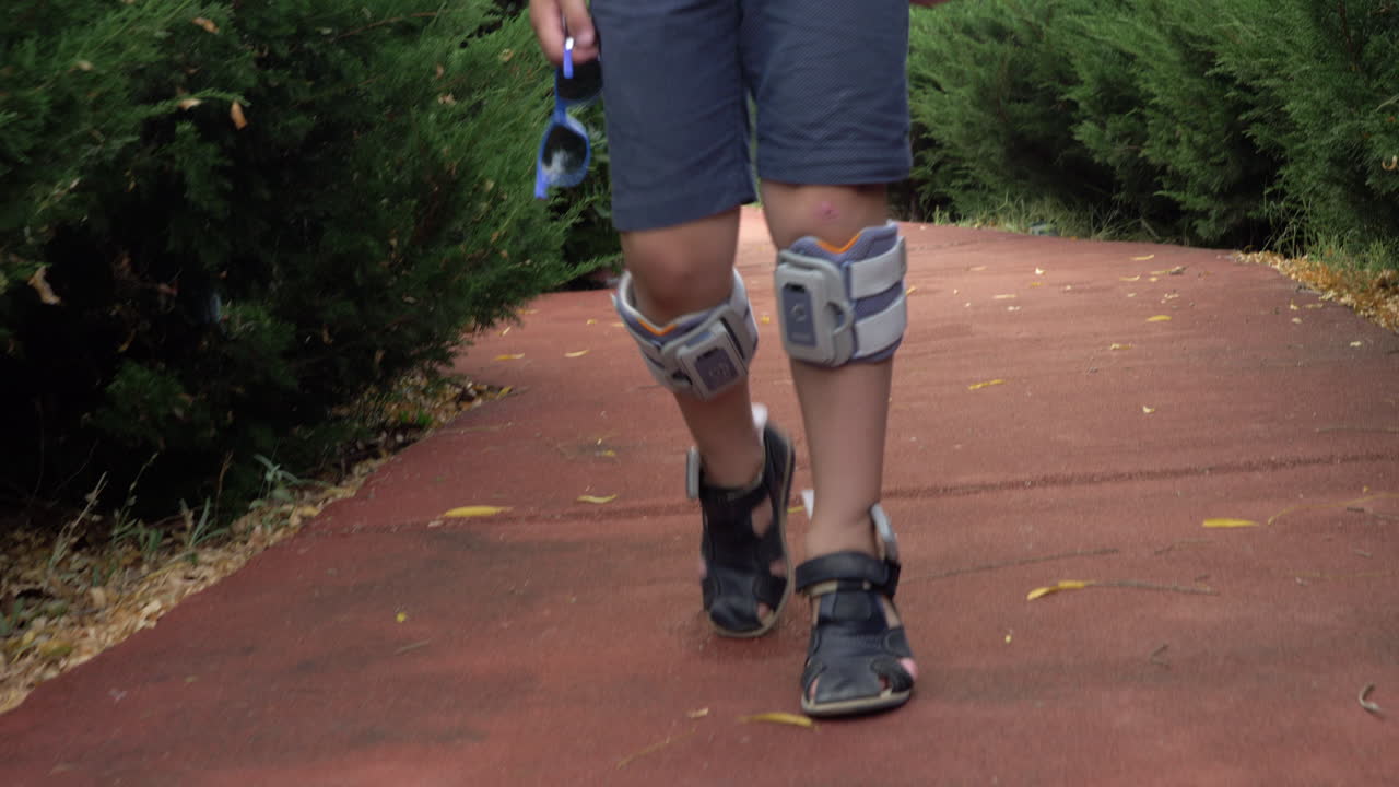 Kid walking with foot drop system